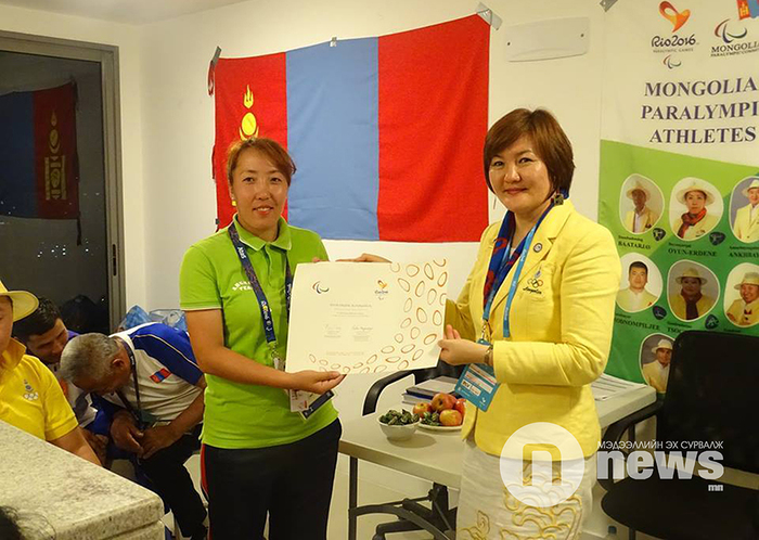 Элчин сайд Ч.Сосормаа байт харвааны холимог багийн төрөлд амжилттай оролцож, IV байр эзэлсэн Б.Оюун-Эрдэнэд батламжийг гардуулан өглөө. Рио-де-Жанейро хот. 2016.09.12